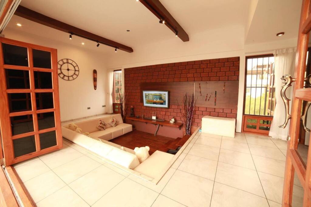 Varaa Villa Mysore Exteriör bild